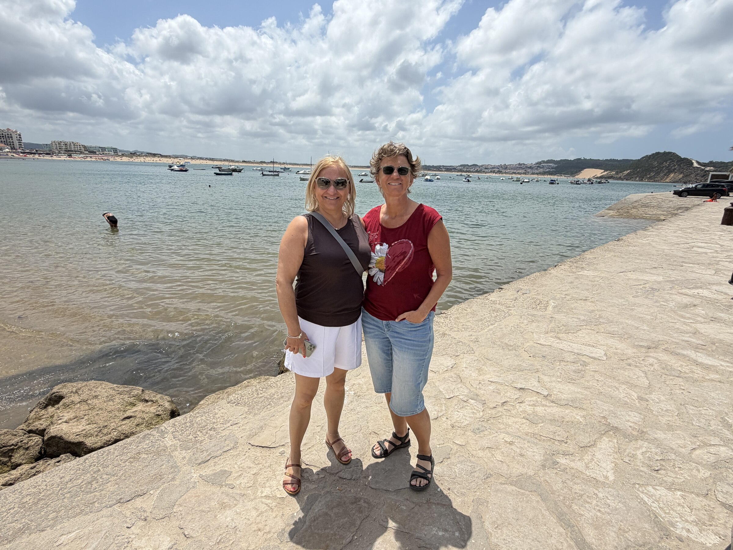 Kerstin und Nicole am Wasser in São Martinho do Porto