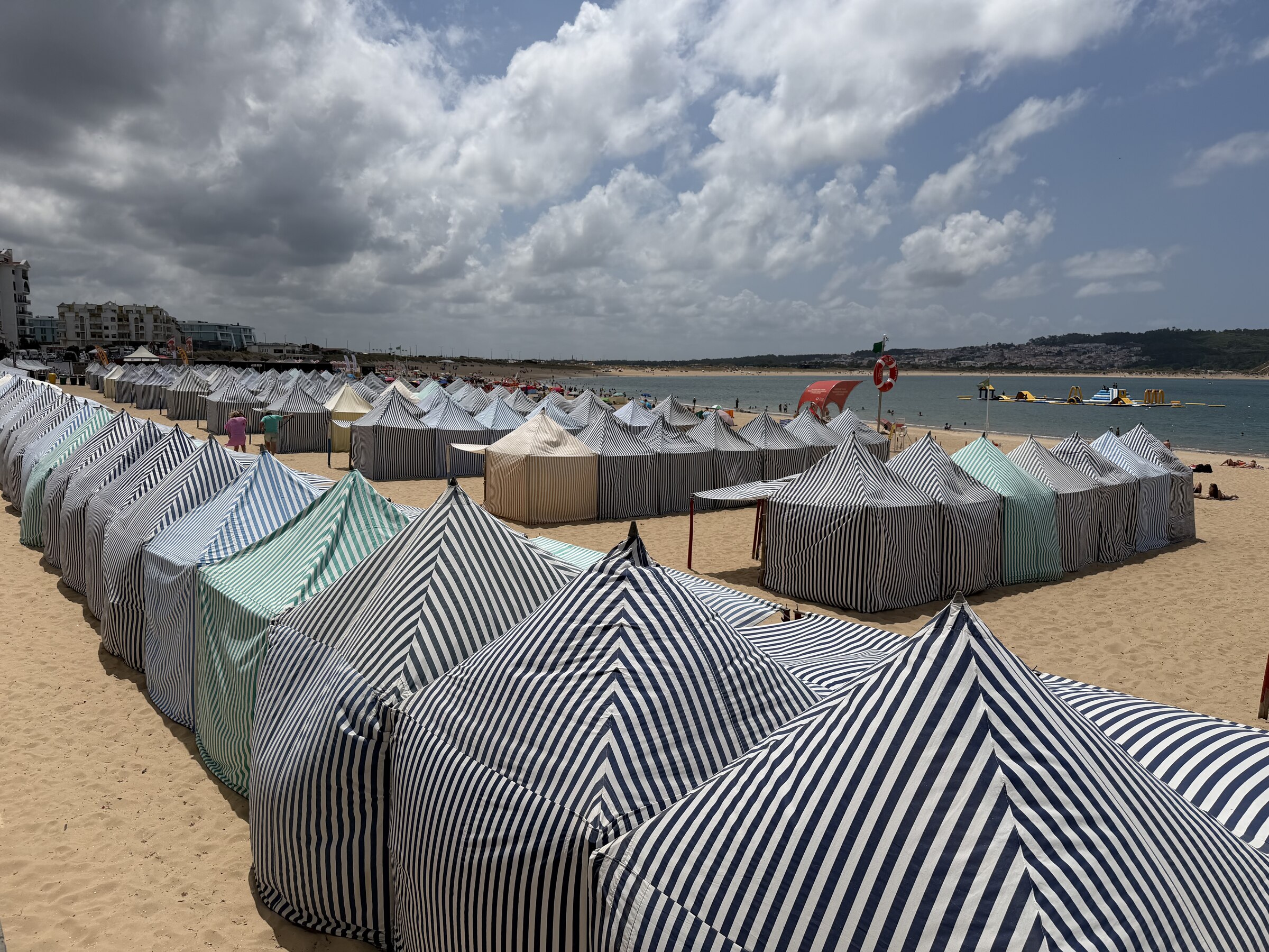 Gestreifte Strandzelte am Strand von São Martinho do Porto