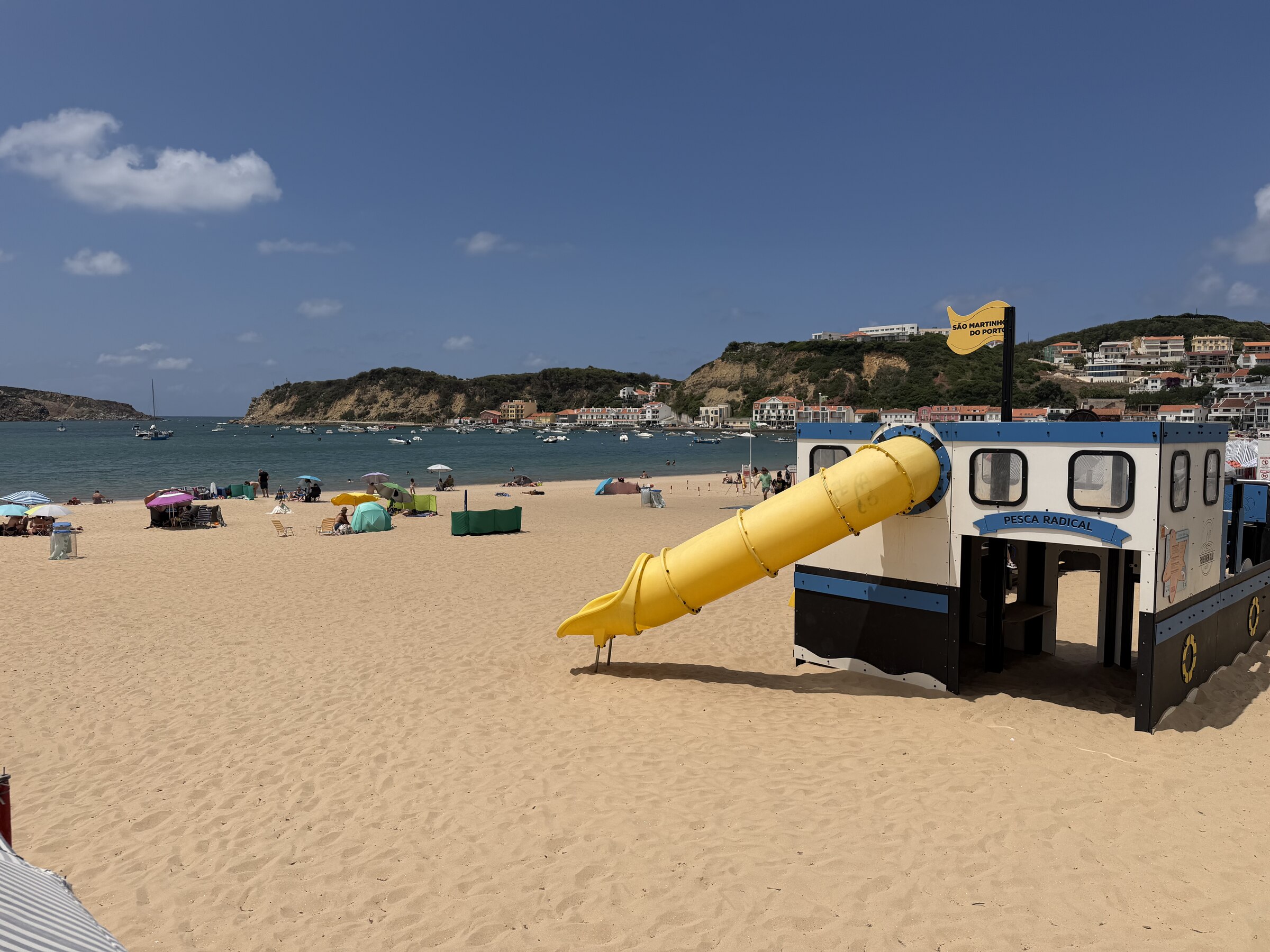 Spielplatz-Boot mit Schild São Martinho do Porto am Strand