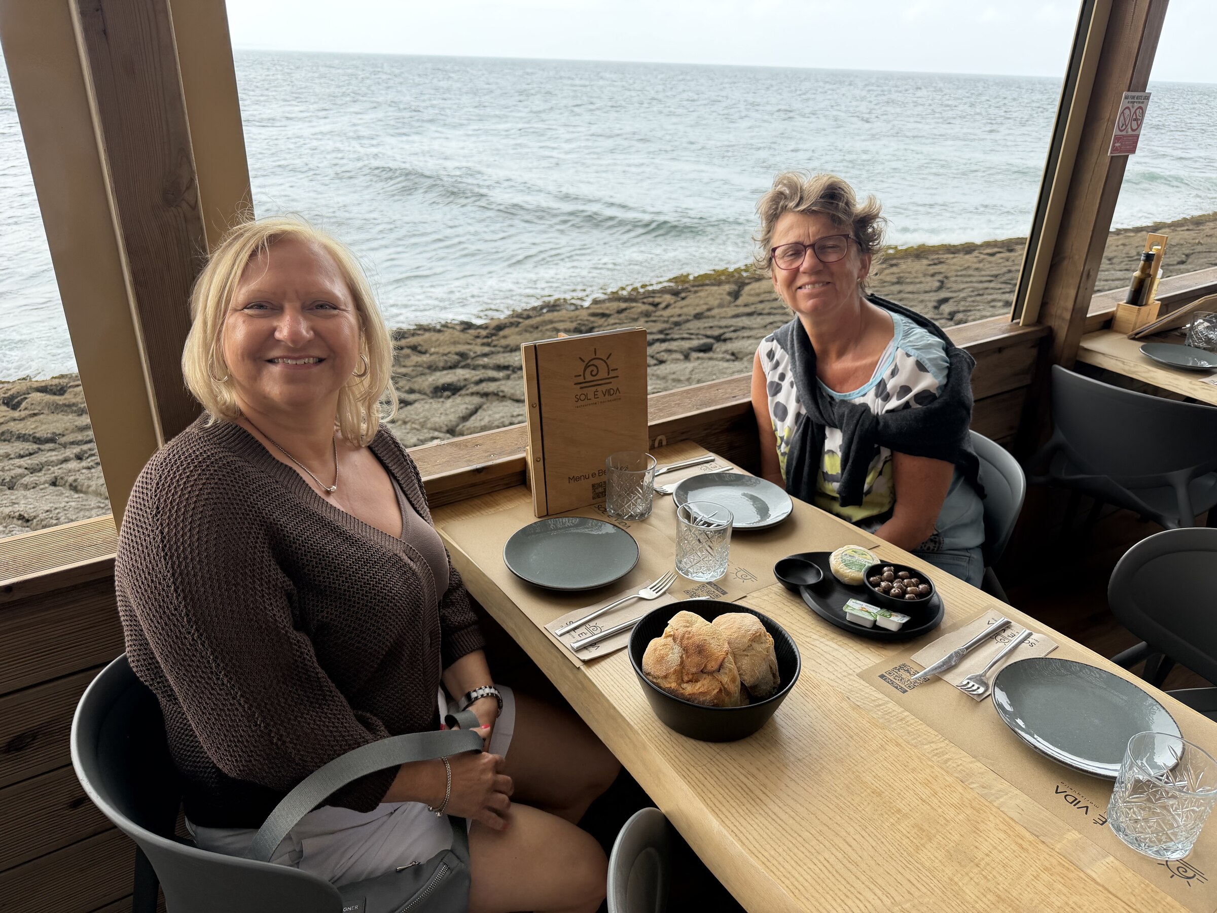 Nicole und Kerstin beim Fischessen mit Meerblick