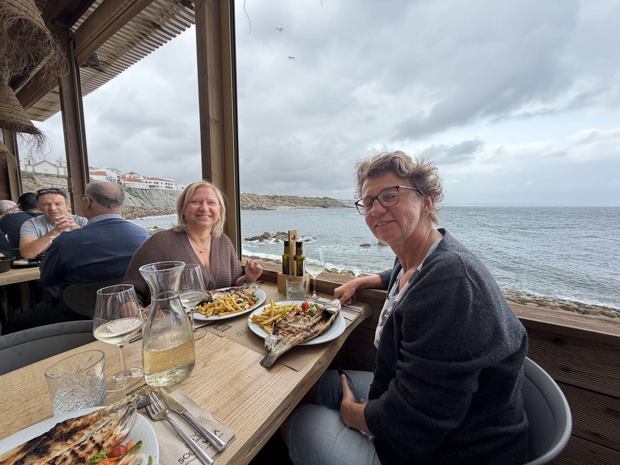 Gegrillter Fisch mit Pommes im Restaurant am Meer bei Peniche