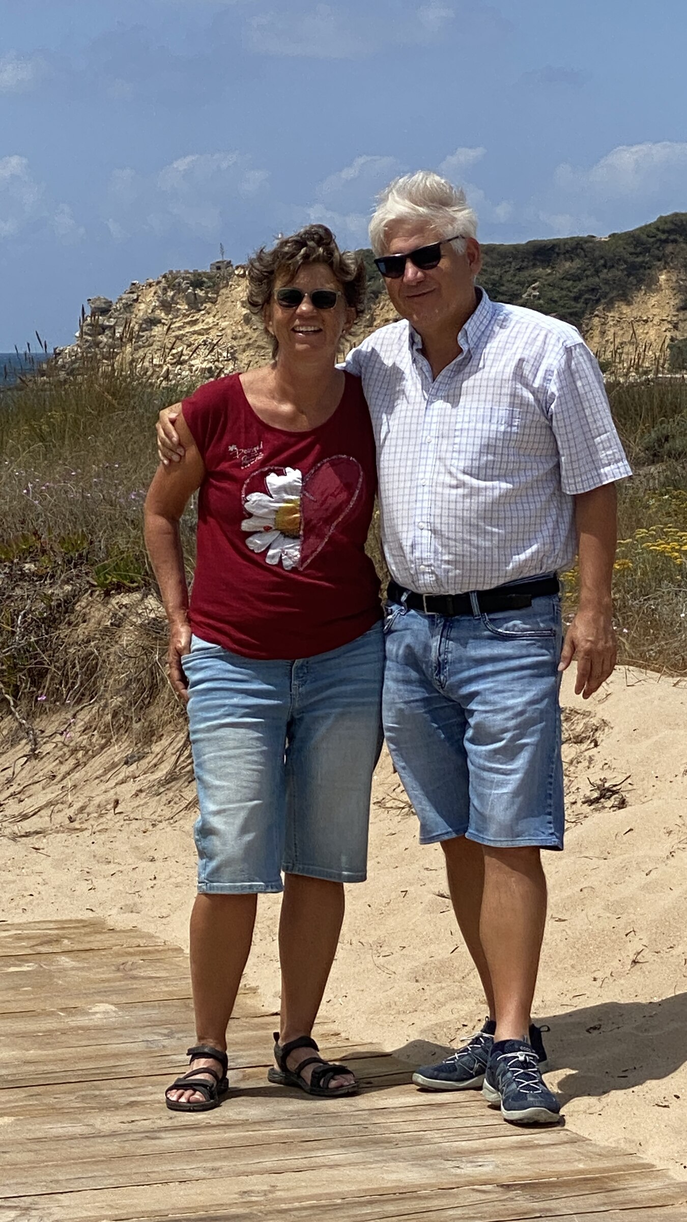 Peter und Kerstin mit Blick auf die Bucht und den Ort